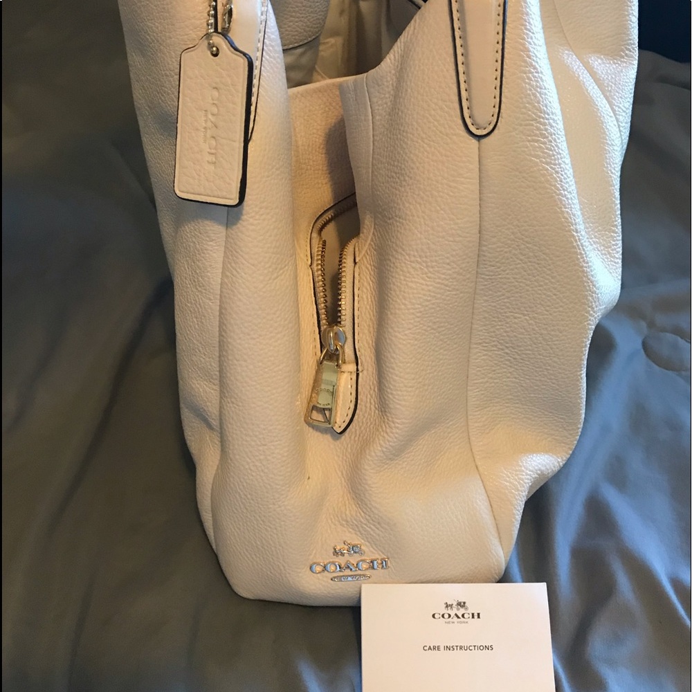 WHITE /. OFF WHITE.  COACH PURSE  3 compartments💯